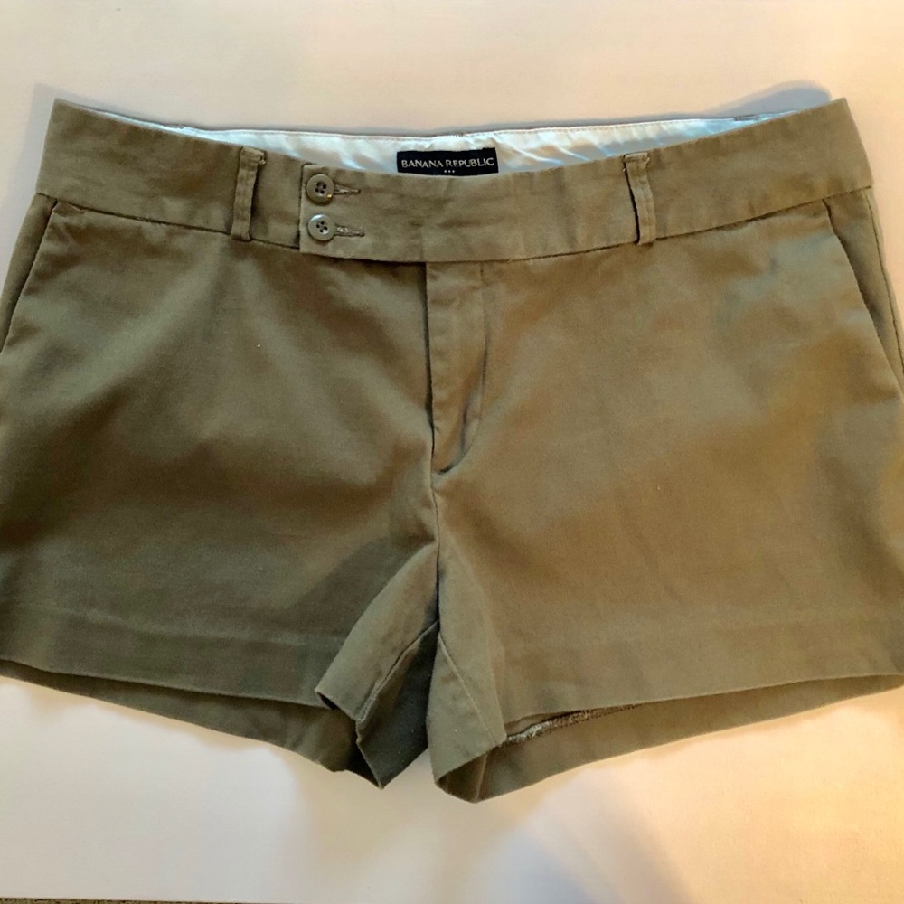 ⬇️Banana Republic | Olive Green Shorts | Size 14